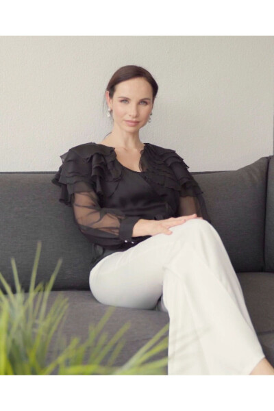 Чёрная рубашка с V-образным вырезом, многослойными плечами 39339 - 4