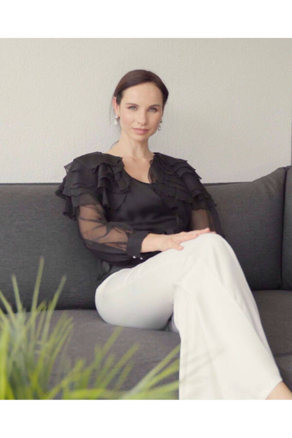 Чёрная рубашка с V-образным вырезом, многослойными плечами 39339 - 4