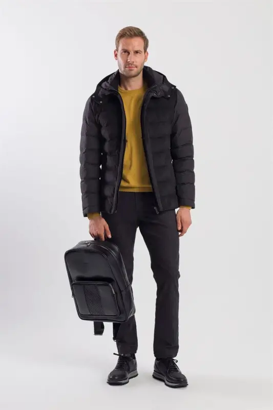 Чёрная утеплённая куртка с капюшоном - 2