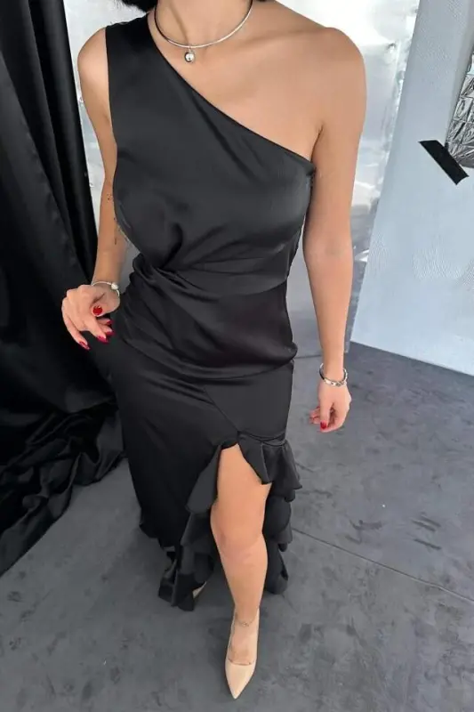 Черное атласное платье с оборками - 3