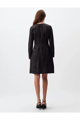 Черное мини-платье с круглым вырезом, длинным рукавом и узором - 6