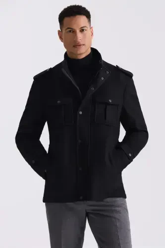 Чёрное облегающее пальто спортивного стиля из шерстяной смеси с воротником-стойкой, эполетами и рисунком - 1