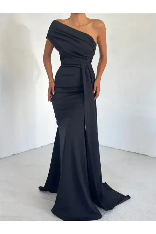 Черное вечернее платье с одним рукавом и шлейфом - 1