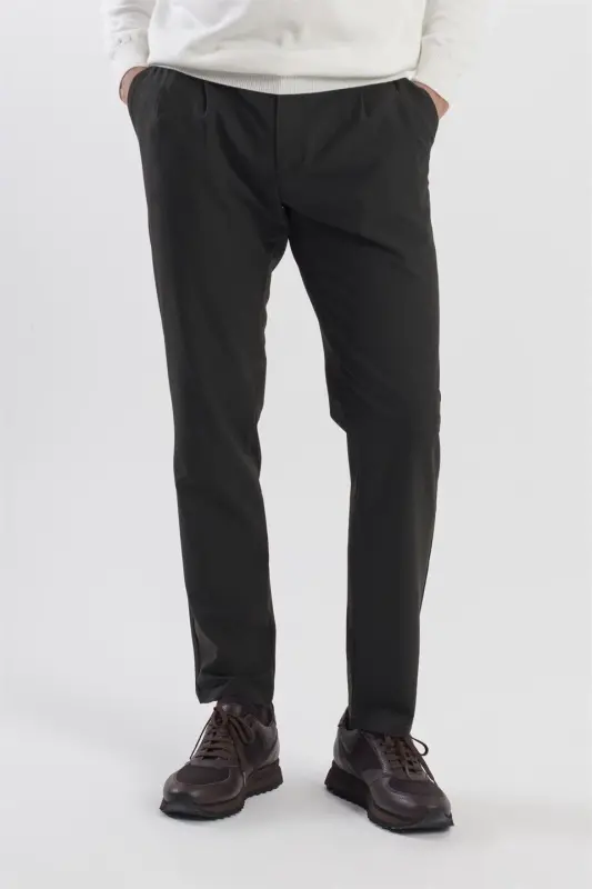 Чёрные брюки Comfort Fit с двойными накладными карманами, плиссировкой и боковыми карманами - JAKAMEN