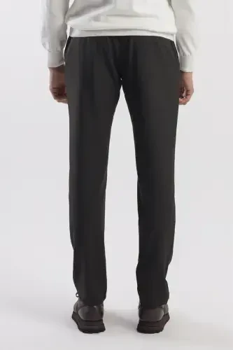 Чёрные брюки Comfort Fit с двойными накладными карманами, плиссировкой и боковыми карманами - 4