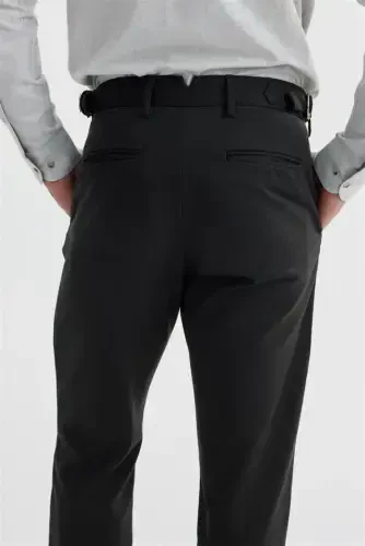 Чёрные брюки из хлопкового канваса Comfort Fit с двумя складками и застёжкой на поясе - 4
