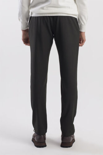 Черные комфортные брюки карго с двойным нагрудным карманом и складками - 4