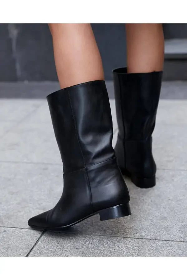 Черные кожаные сапоги на 3-х сантиметровом каблуке, с меховой подкладкой, до колен, с заостренным носком. - 5