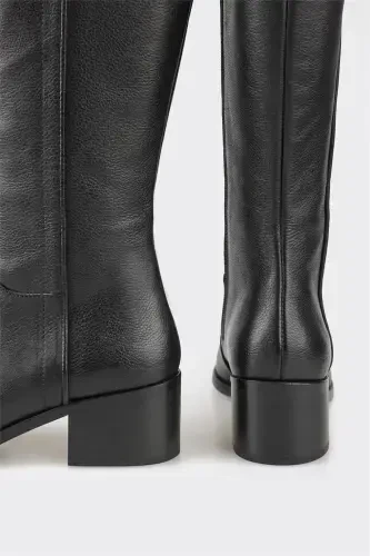 Черные кожаные женские сапоги на каблуке - 4