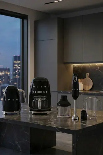 Черный чайник, кофеварка с фильтром и ручной блендер. - SMEG (1)