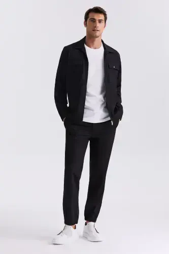 Чёрный приталенный спортивный костюм с воротником-стойкой 