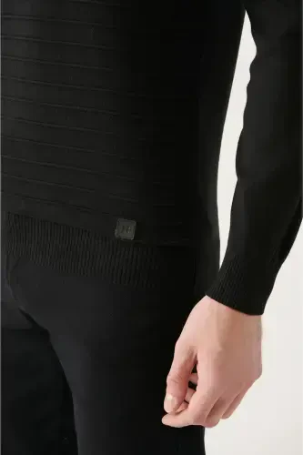 Черный свитер с деталями из вязаной пряжи - 3