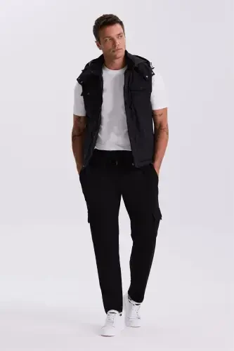 Чёрный удобный жилет-сафари свободного кроя с карманами и капюшоном - 2