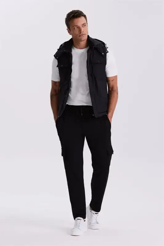 Чёрный удобный жилет-сафари свободного кроя с карманами и капюшоном - 2