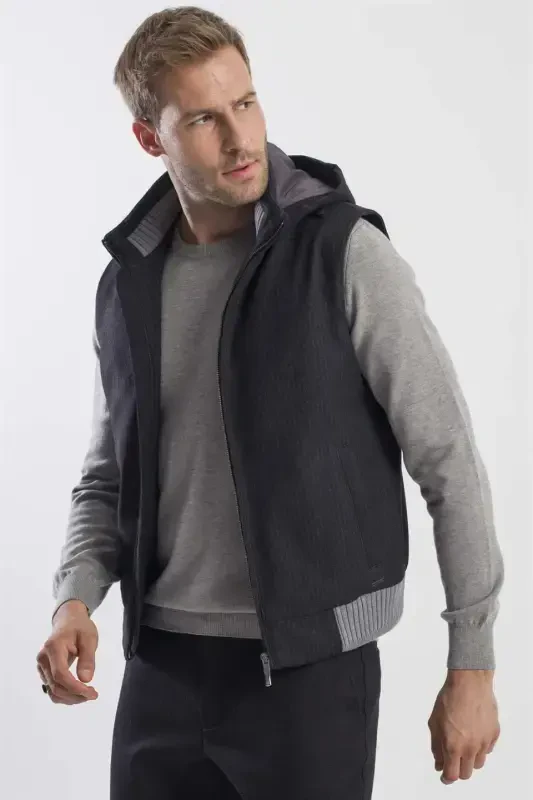 Черный жилет Comfort Fit с узором и съемным капюшоном - 3