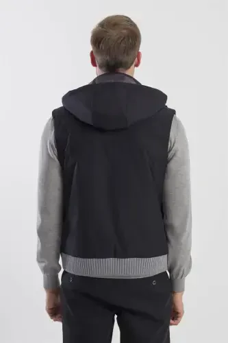 Черный жилет Comfort Fit с узором и съемным капюшоном - 4