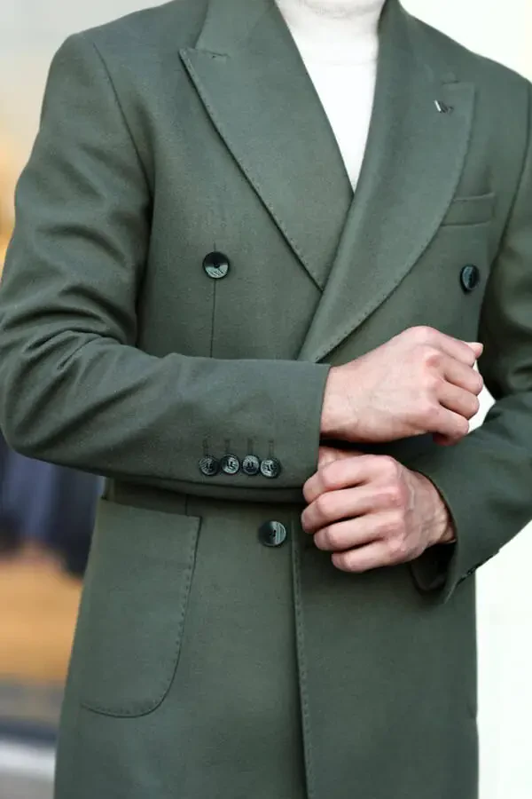 Chiroyli, ikki tomonlama yoqasi bor erkak paltosi. Jun va poliester aralashmasi. - 3