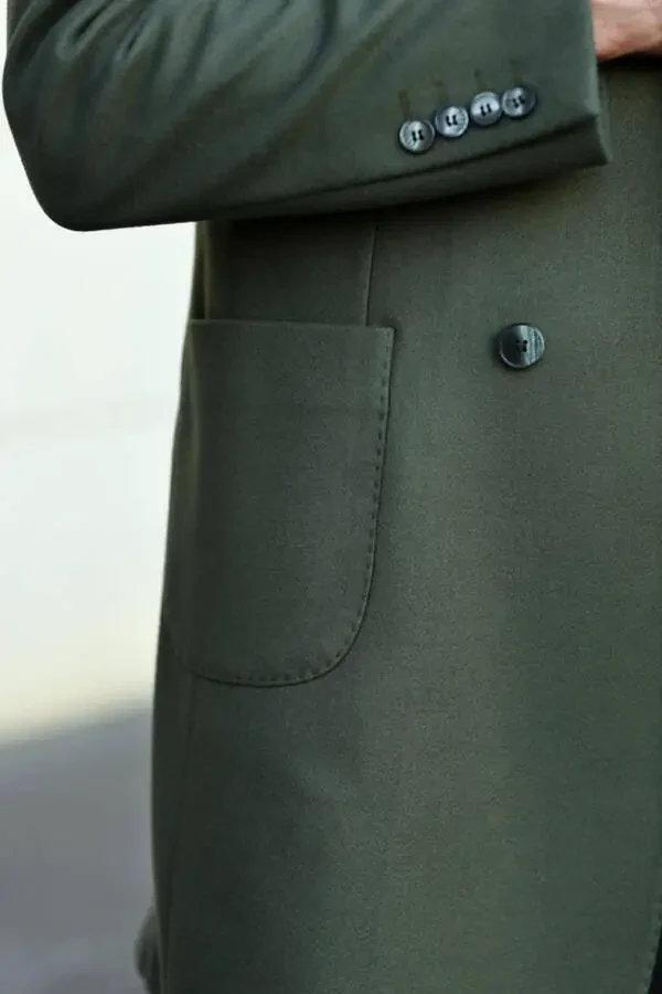 Chiroyli, ikki tomonlama yoqasi bor erkak paltosi. Jun va poliester aralashmasi. - 4