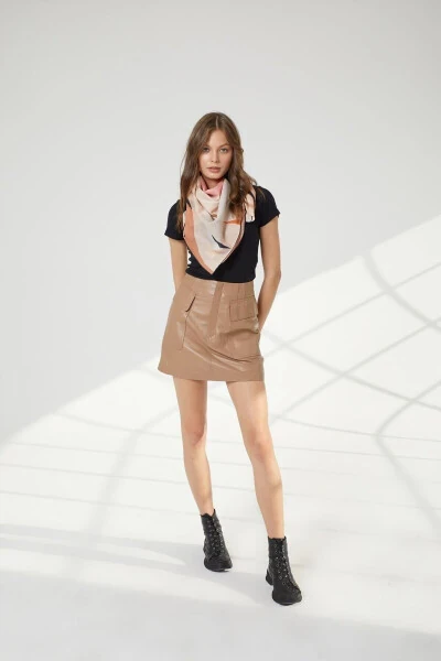 Cho'ntagi va fermuarlı haqiqiy charm mini yubka. - 3