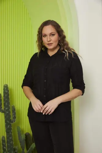 Cho'ntak va qo'l detallari bilan katta o'lchamli qora ko'ylak - 1