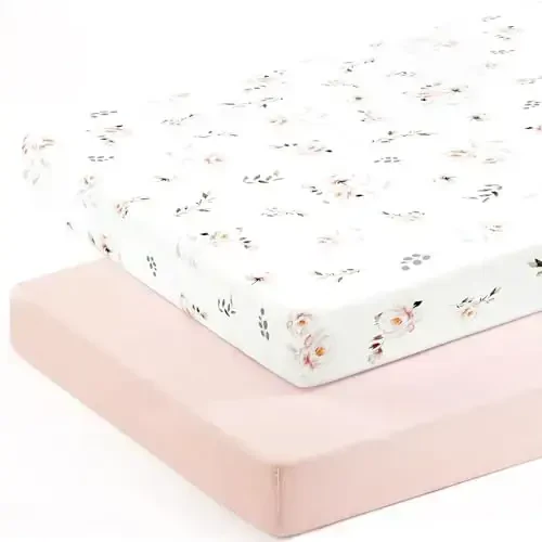 Cho'ziluvchan Ultra Yumshoq Jersi Trikotaj O'rnatilgan Pack n Play Choyshablar To'plami 2 Paket, Qizlar uchun Portativ/Mini Karavot Choyshablari, Pack N Plays Safe va Snug uchun Universal Mos, Pushti Gul Bosma - 2