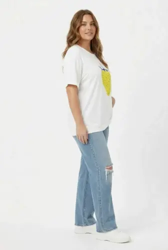 Çilek Desenli Taş İşlemeli Büyük Beden Tişört Ekru - 4