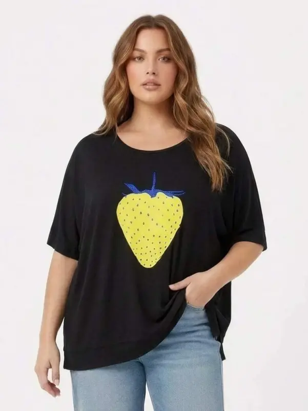 Çilek Desenli Taş İşlemeli Büyük Beden Tişört Siyah - BÜYÜKBEDENIZ