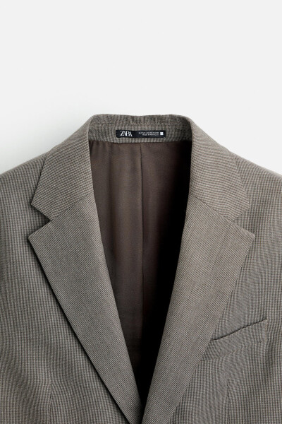 Classic, argyle patterned, tawny brown blazer. - 9