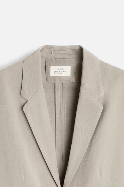 Classic, draped blazer in grey. - 9