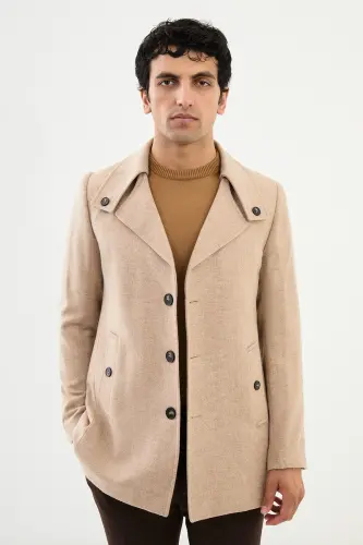 Coat with buttoned collar 