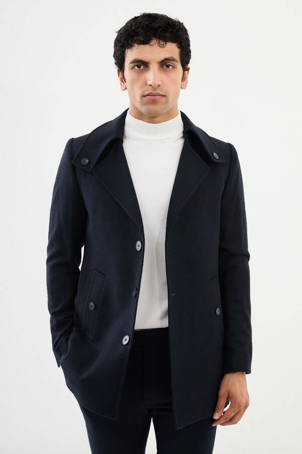 Coat with buttoned collar - 1