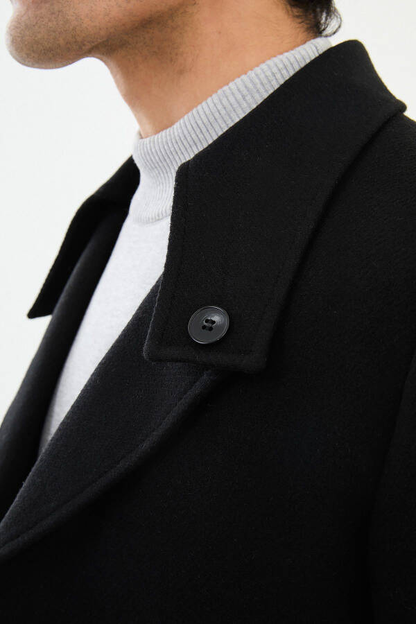 Coat with buttoned collar - 2