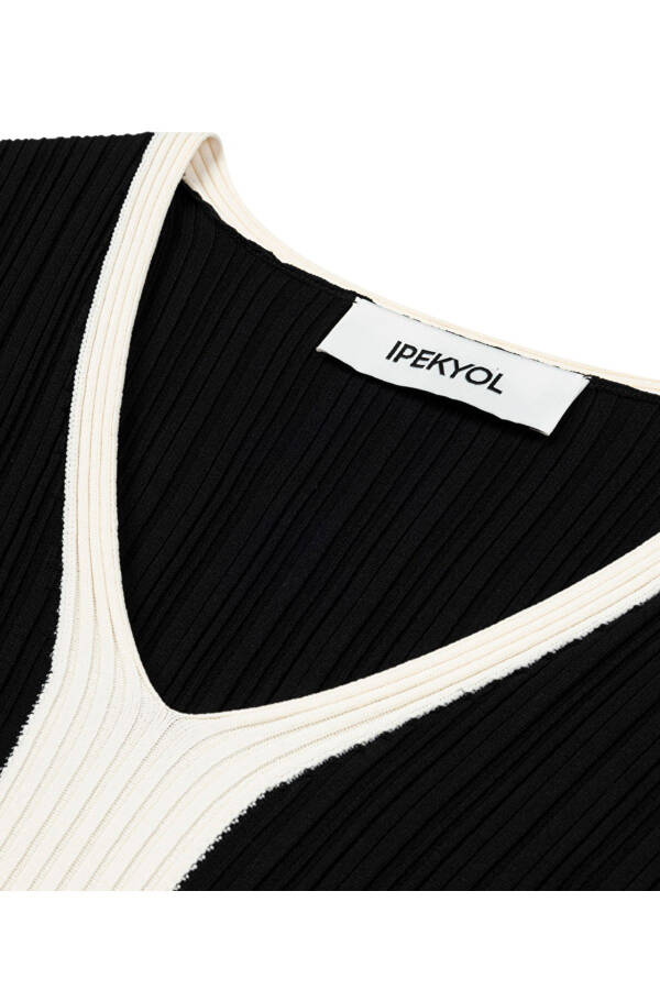 Colorblock V-Neck Knitwear - 4