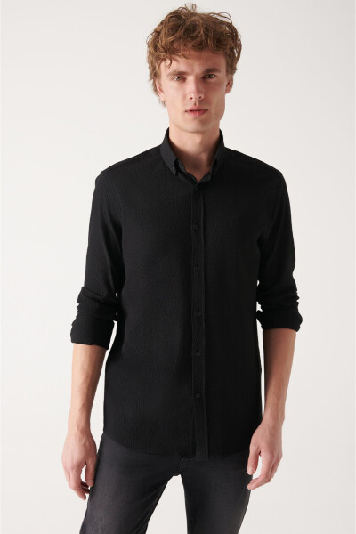 Comfort fit, black seersucker button-down shirt. - 6