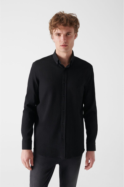 Comfort fit, black seersucker button-down shirt. - 3