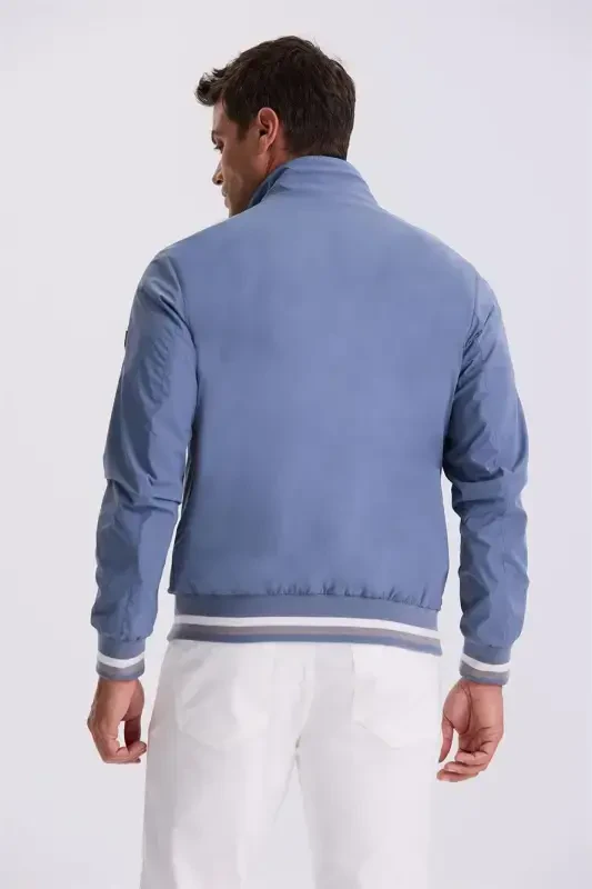 Comfort Fit yon yaxali ko'k rangli sviter mavsumi uchun bo'sh kiyim - Modazone