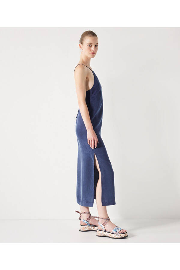 Comfortable dress with a slit. - 2