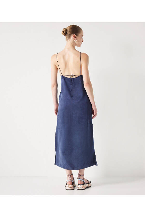 Comfortable dress with a slit. - 3