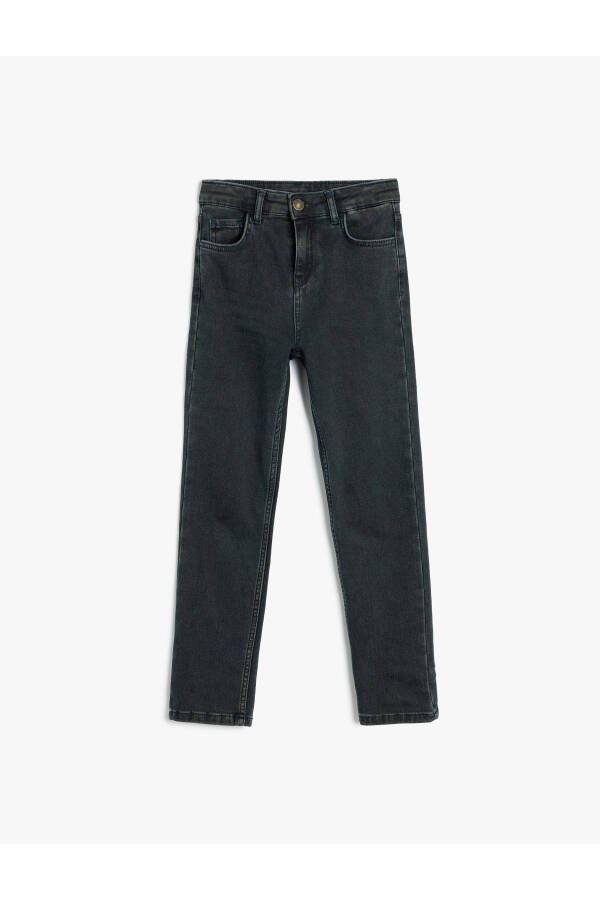 Comfortable, loose-fitting jeans. - 7