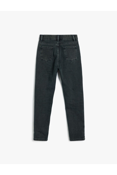 Comfortable, loose-fitting jeans. - 8