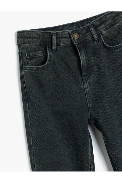 Comfortable, loose-fitting jeans. - 9