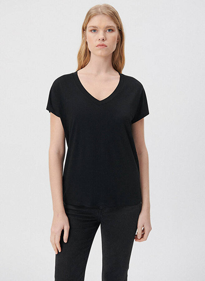 Comfortable, plain black t-shirt for women. - 3