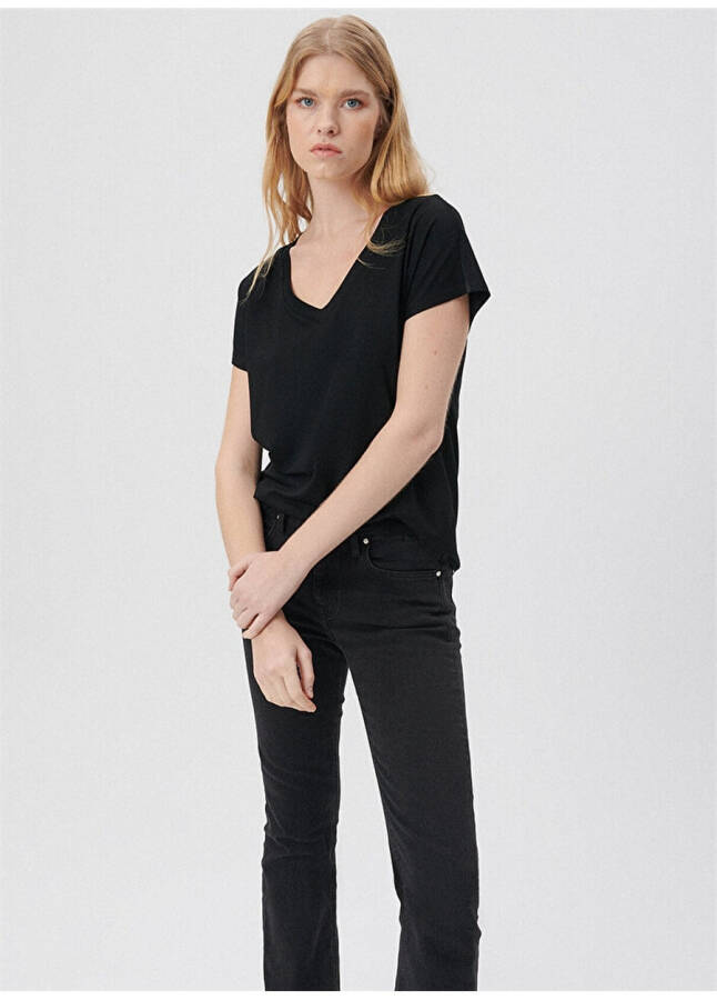 Comfortable, plain black t-shirt for women. - 8