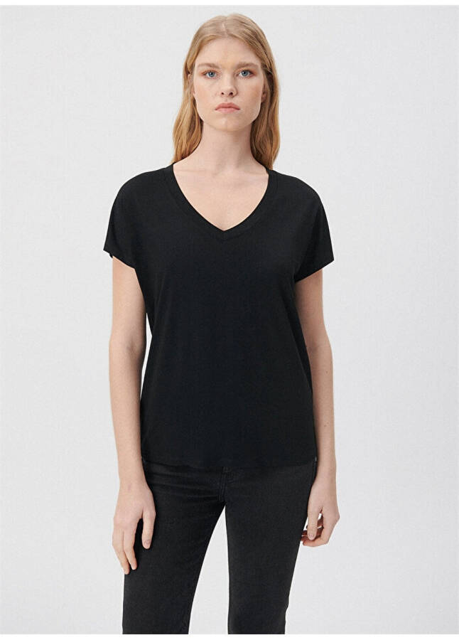 Comfortable, plain black t-shirt for women. - 9