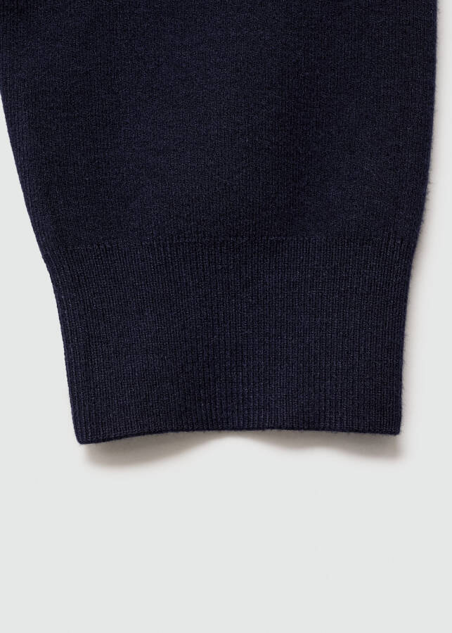 Contrast collar, navy blue sweater. - 8