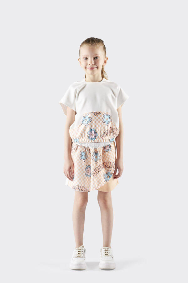 Creamy-colored hoodie with a kangaroo pocket and a girl's design. - 1