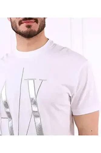 Crewneck futbolka, 90-yillardan beri katta Armani Exchange logotipini o'z ichiga oladi. - 2