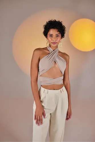 Crop Model Tie-Wrap Top Beige - HOLLY LOLLY (1)