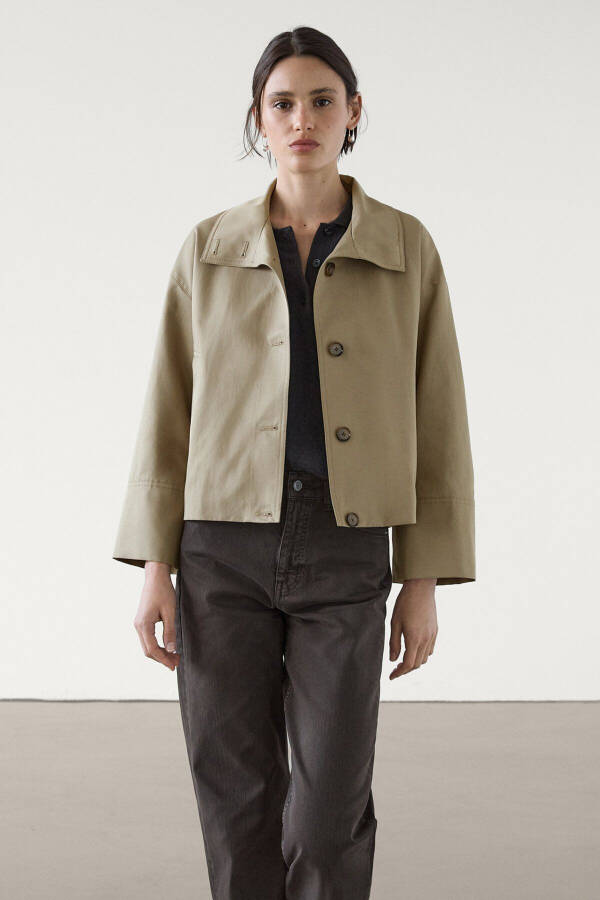 Cropped parka with a stand-up collar - 10