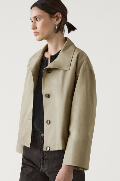 Cropped parka with a stand-up collar - 11